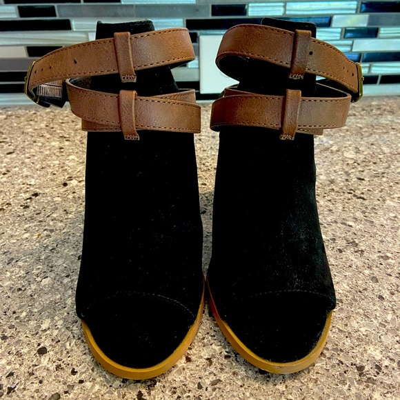 JustFab strappy ankle boots / booties for fall! - Picture 4 of 11